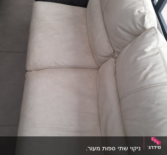 ספה בהירה עם כתמים קלים לניקוי
